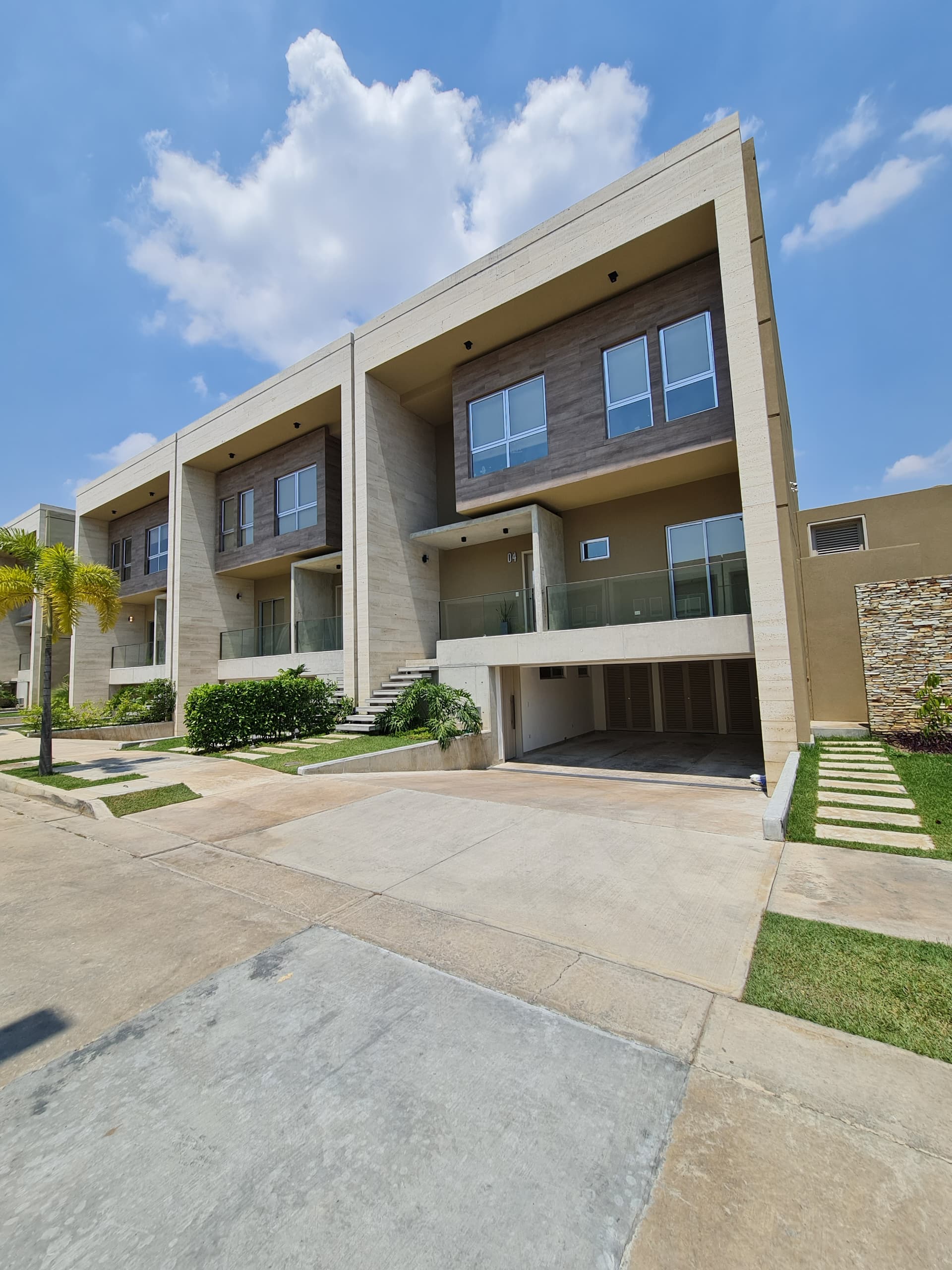 Semi-furnished Townhouse in Cumbres de Guataparo-Valencia